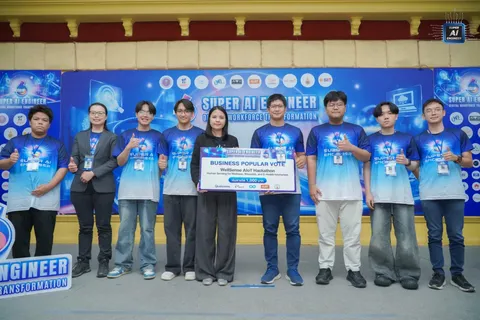 House EXP team holding the WellSense Business Popular Vote award